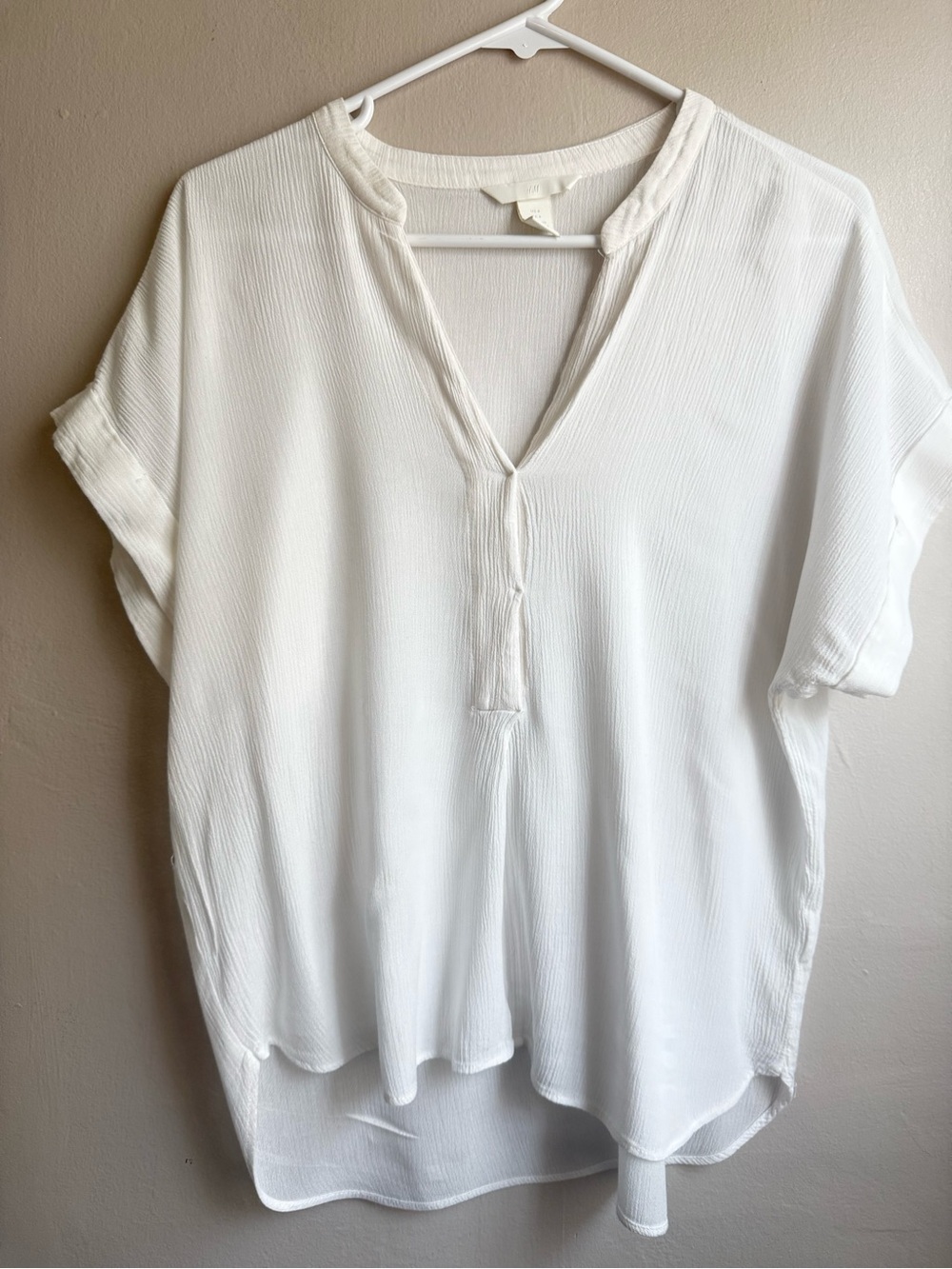 H&M Textured White Split Neck Blouse Short Sleeve Crinkle Top Size 8 - Picture 2 of 7